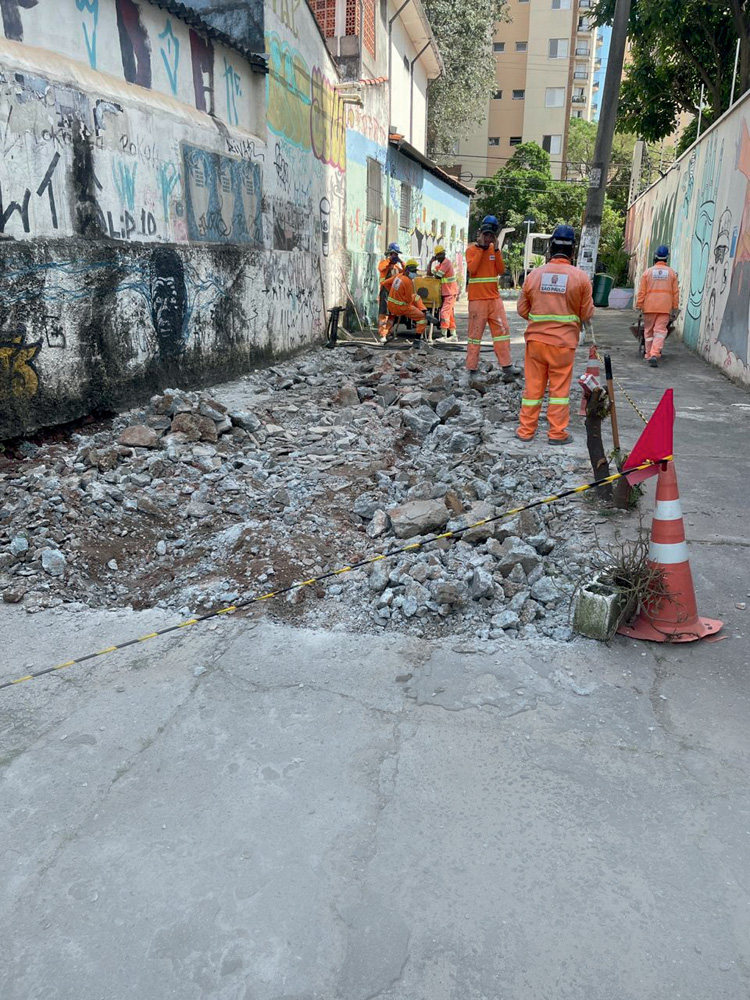 lago-artificia-reparos.jpg Funcionários da prefeitura reparando asfalto da travessa