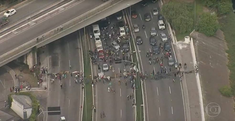 Moradores de ocupação bloqueiam Marginal Tietê durante protesto