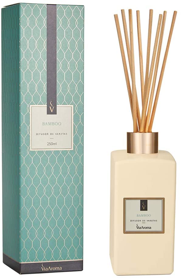 difusor Difusor de aromas da Bamboo, caixa verde-água e produto aberto com varetas para fora, na cor creme
