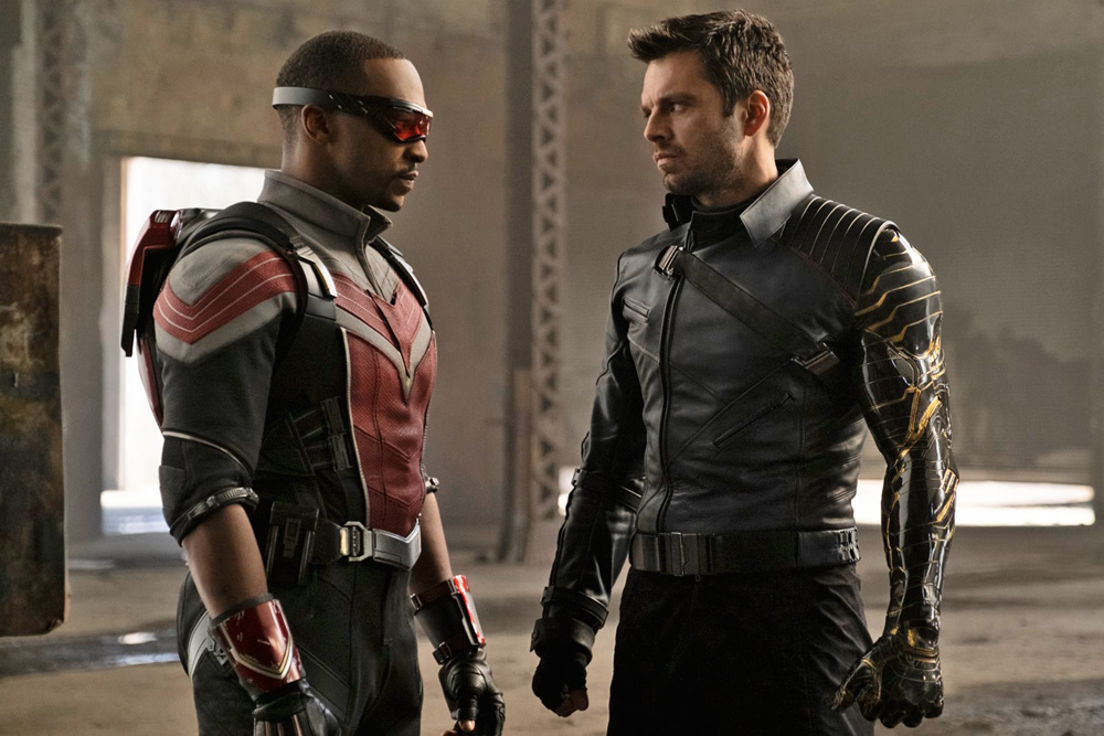 Os atores Anthony Mackie e Sebastian Stan nos papéis de Falcão e o Soldado Invernal se encaram