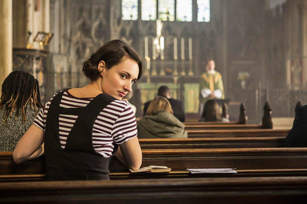Mulher olha para trás com expressão maliciosa dentro de uma igreja