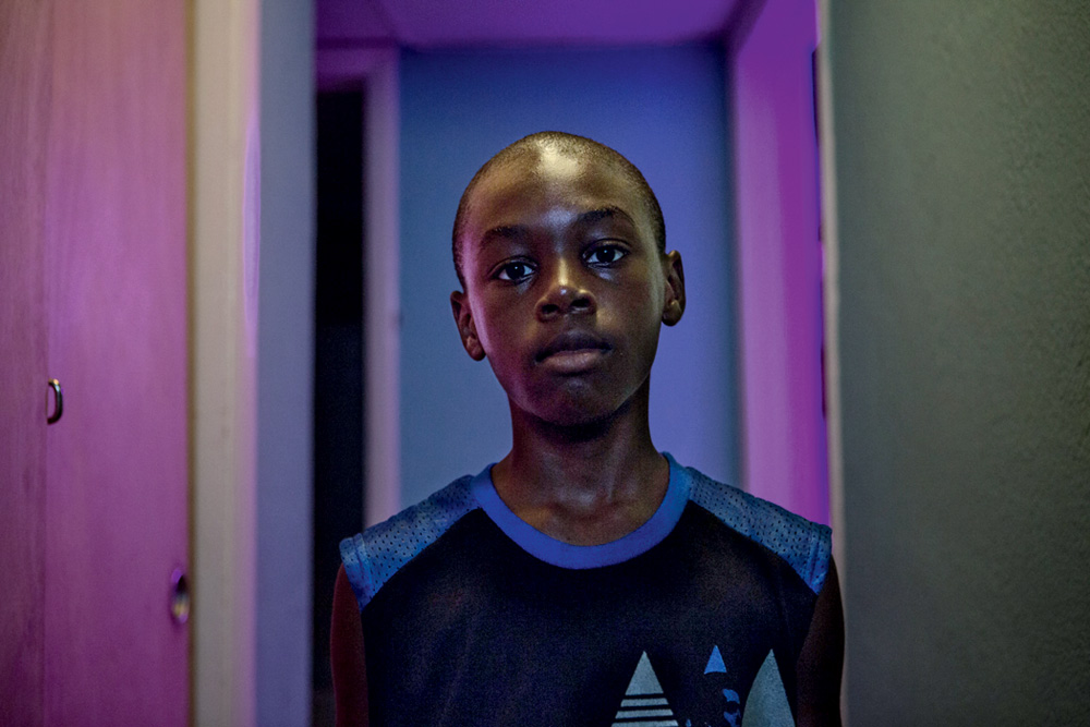 moonlight.jpg Menino negro e suado encara a câmera com feição séria