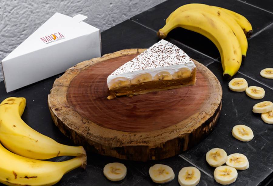 Pedaço de banoffee: torta de leite condensado cozido, banana e chantili