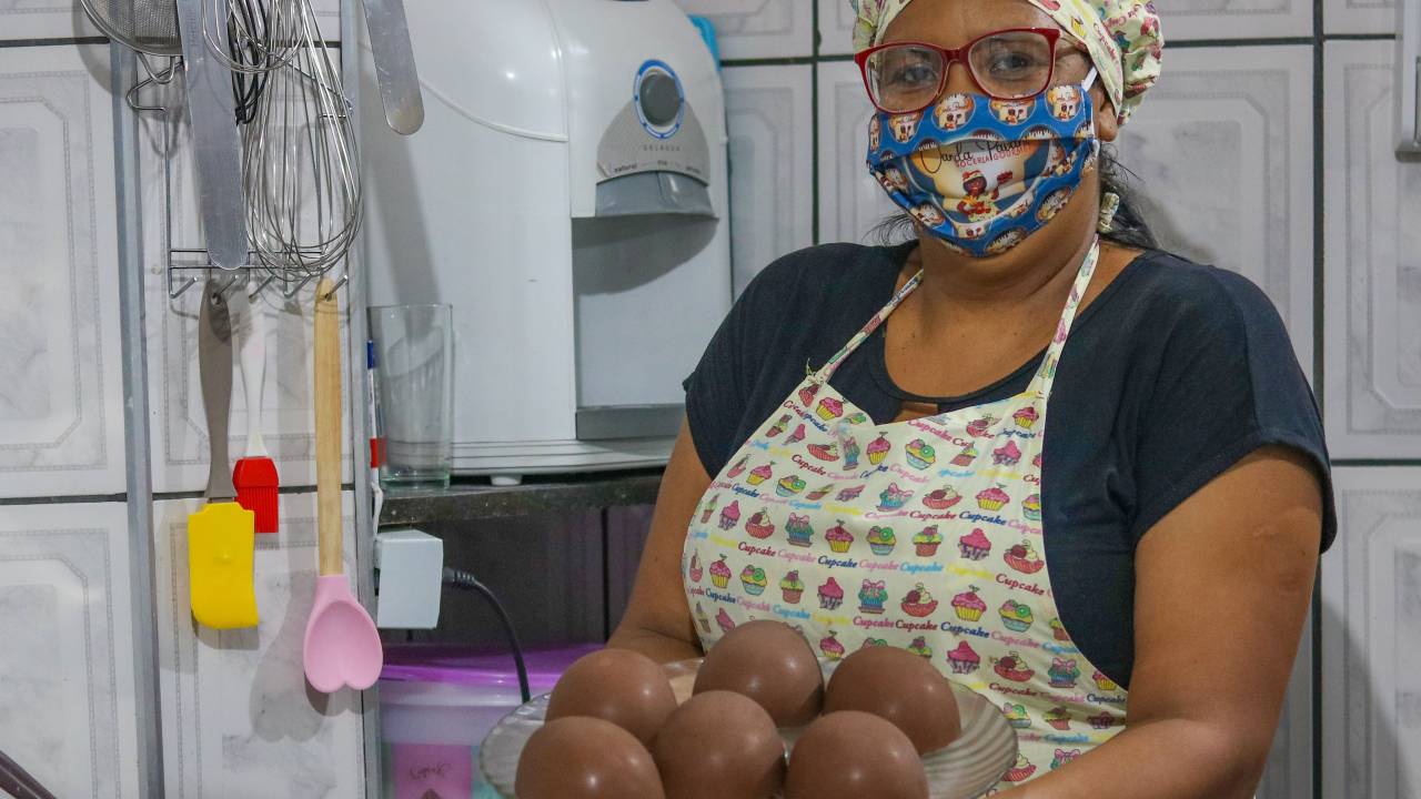 Chocolateiras de Heliópolis: Vanda Padovani na produção de ovos de Páscoa para a criançada