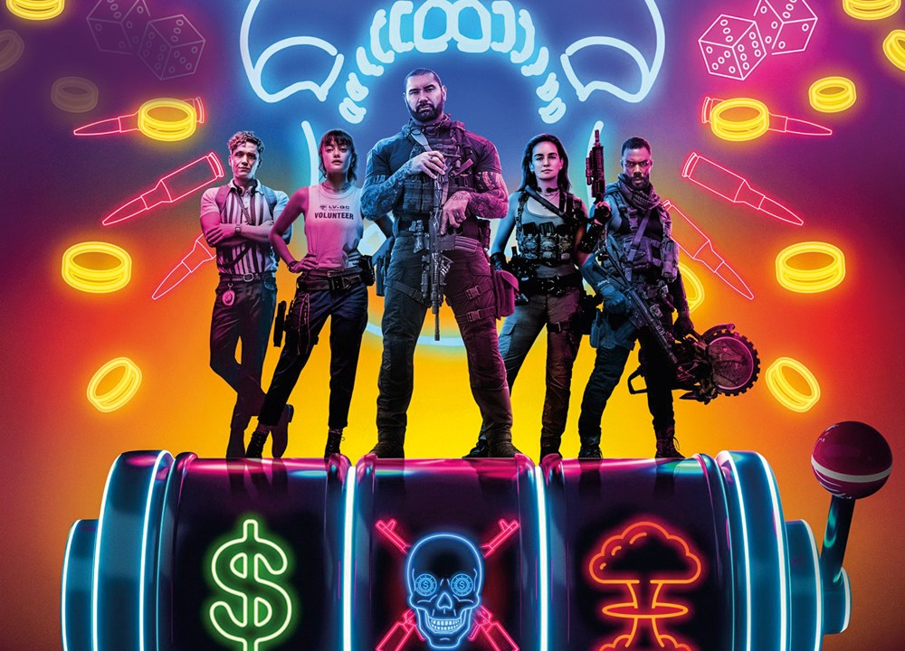 A imagem mostra o poster de Army of the Dead. Os protagonistas estão em cima de uma espécie de roleta de caça-niqueis colorida, com símbolos de cifrão, caveira com armas e um cogumelo de fumaça