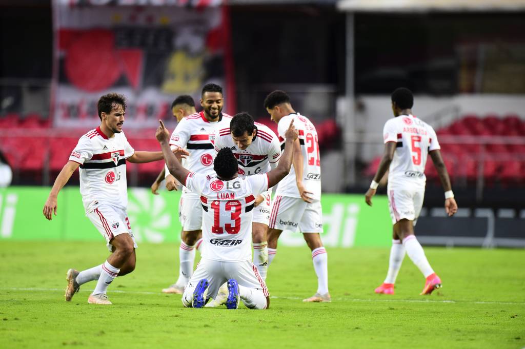 _BAT9164 A imagem mostra Luan, ajoelhado, apontando para o céu enquanto comemora o gol do São Paulo cercado pelos companheiros