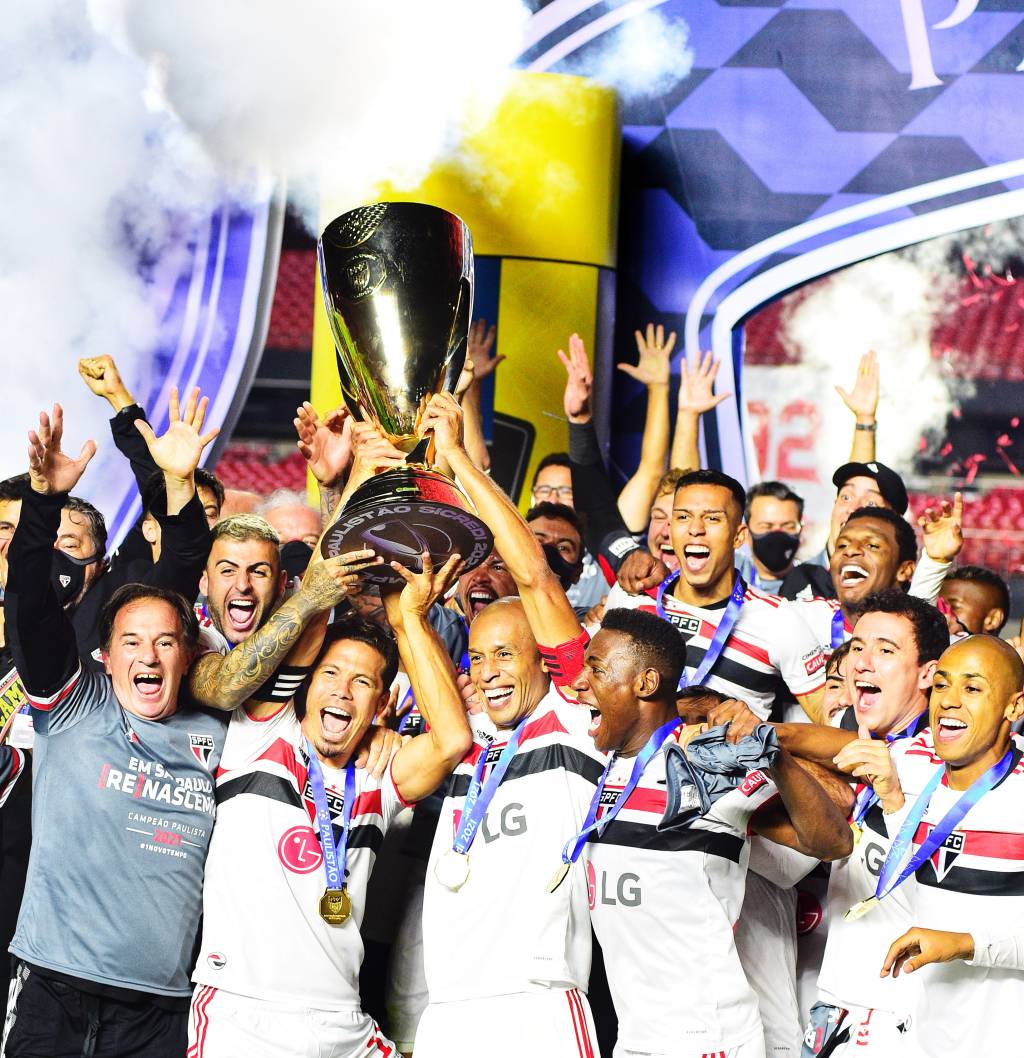 _BAT9712 (1) A imagem mostra Miranda junto de todo elenco do São Paulo levantando o troféu do Campeonato Paulista