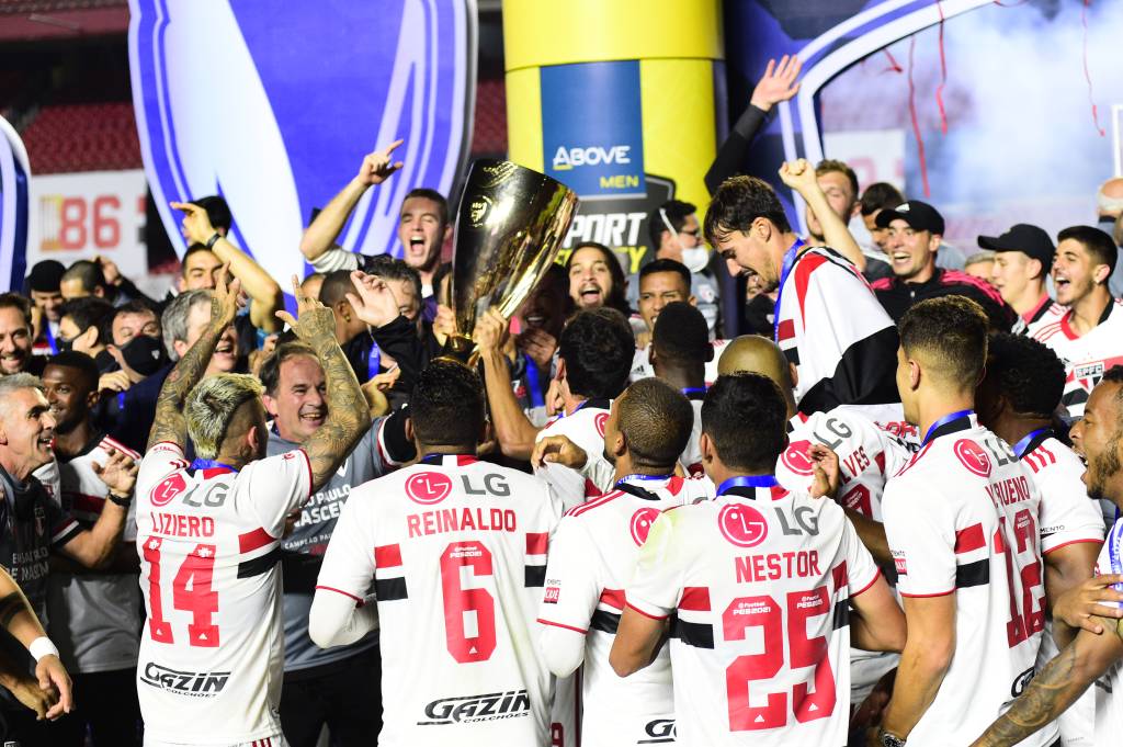 _BAT9727 A imagem mostra jogadores do São Paulo em volta do troféu do Campeonato Paulista, todos muito felizes