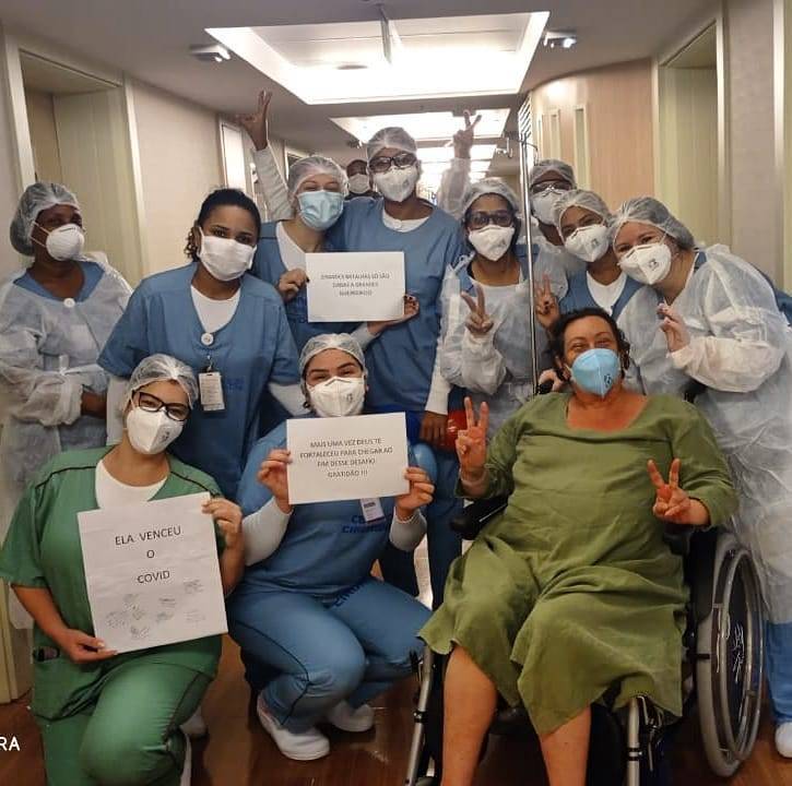 Filha de Nicette Bruno, Bárbara recebe alta e familiares comemoram