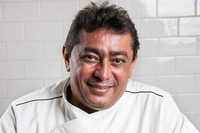 Batista faz empadinha para casa de lanches de uma marca de refrigerante