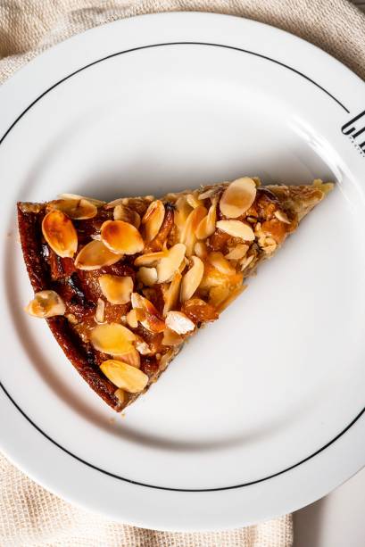 Fatia de torta de abacaxi ao rum: montada em massa de limão Fatia de torta de abacaxi ao rum: montada em massa de limão