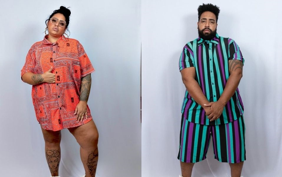 Design sem nome (1) Montagem com dois modelos no mesmo fundo azul claro. O homem veste camiseta e bermuda listrada e a menina uma camiseta laranja