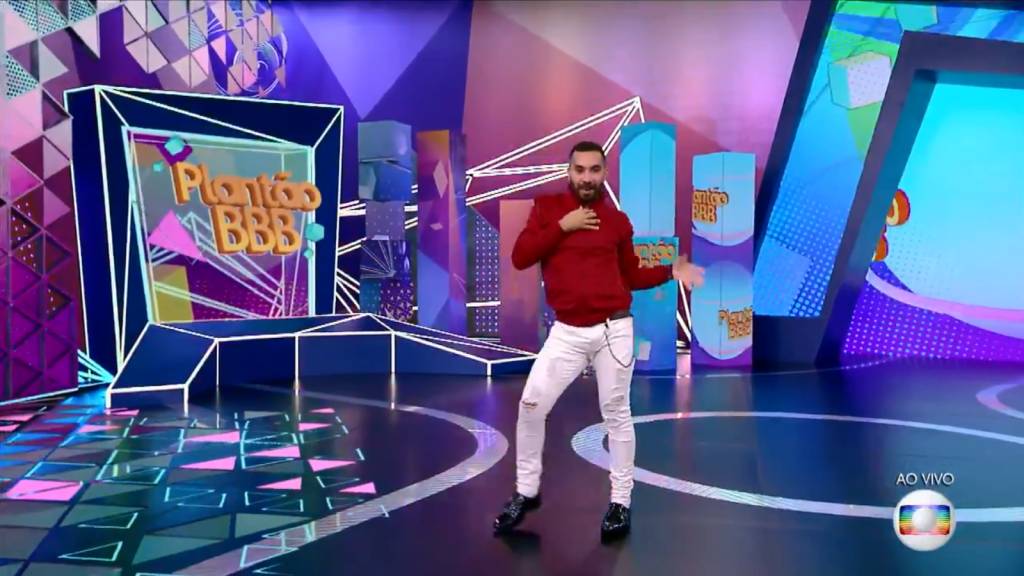 Em dia de celebridade, Gil surpreende ao apresentar programa na Globo