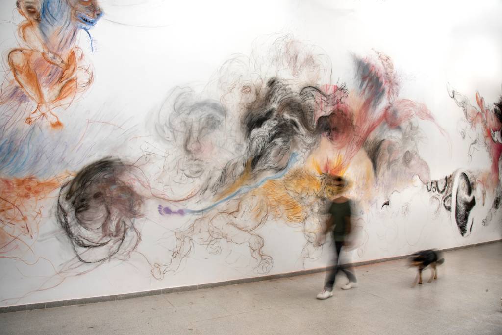 Artista cria igreja imaginária em galeria de arte