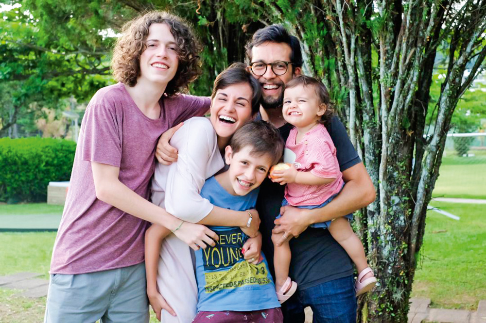 madrastas-mariana-camardelli-somos-madrastas-família.jpg Mariana Camardelli posando para a foto com sua família completa, o marido, Rodrigo, a filha, Flora e os enteados, Vicente e Augusto