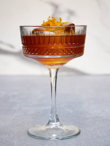 Drinque matriarcado: com conhaque e licor marasquino Drinque matriarcado: com conhaque e licor marasquino