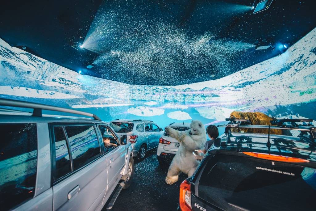 Em tour de carro, crianças deparam com réplicas de bichos em tamanho real