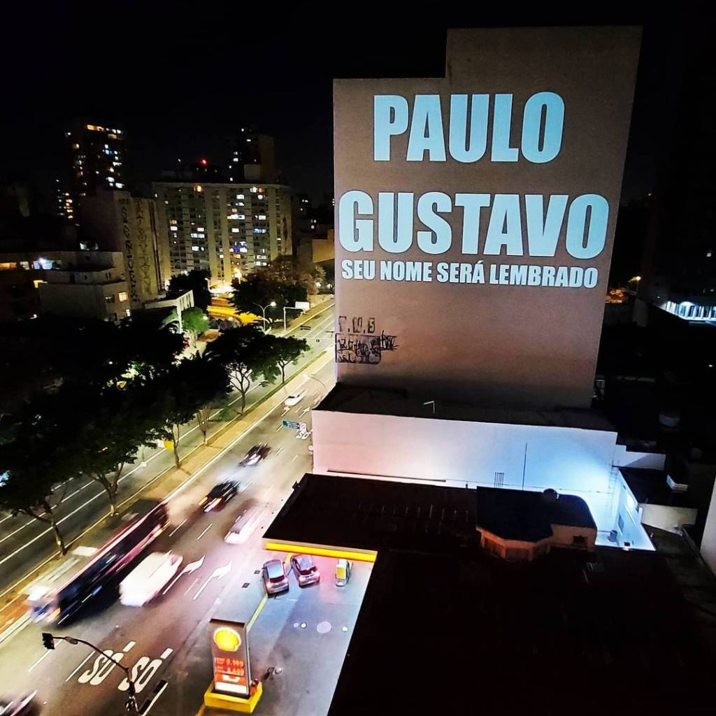 Grupo projeta nome de Paulo Gustavo no Centro de São Paulo