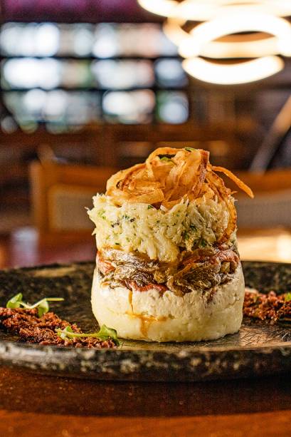 Torre de bacalhau: decorada com cebola caramelada e frita