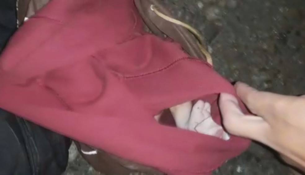 Bebê é encontrado dentro de mochila ainda com cordão umbilical