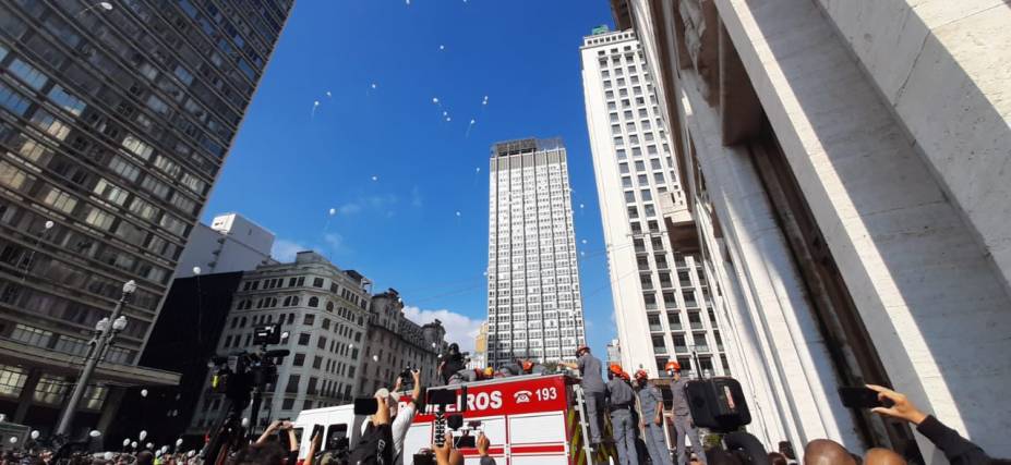 Carro de bombeiros que leva Bruno Covas por cortejo pela capital paulista