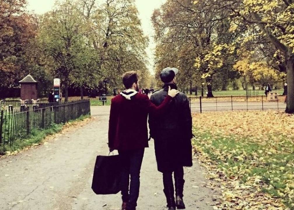 A imagem mostra Paulo Gustavo e Thales Bretas caminhando