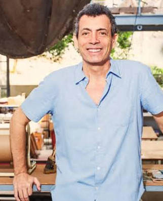 Artista Carlito Carvalhosa com camisa azul