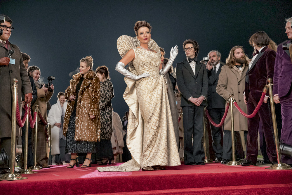 cruella-credito-Laurie-Sparham-Disney+ A fotografia mostra Emma Thompson com o figurino de Baronesa em cena do filme Cruella