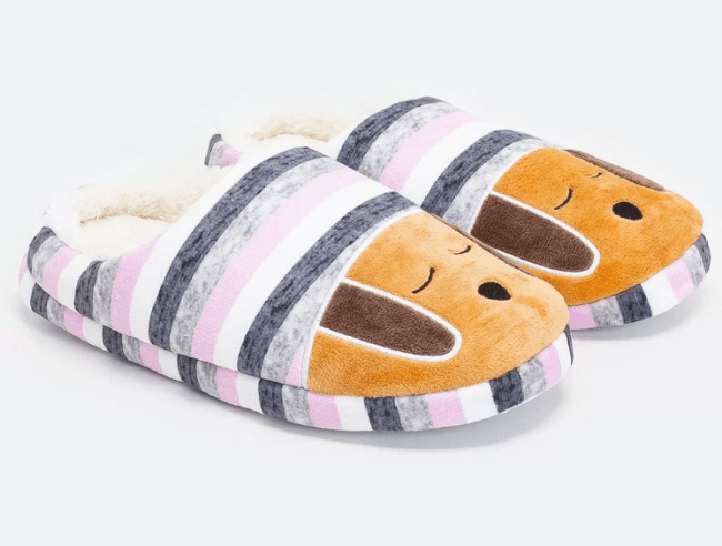 Um par de pantufas de pelúcia tem estampado listras roxo e rosa e um cachorro em laranja