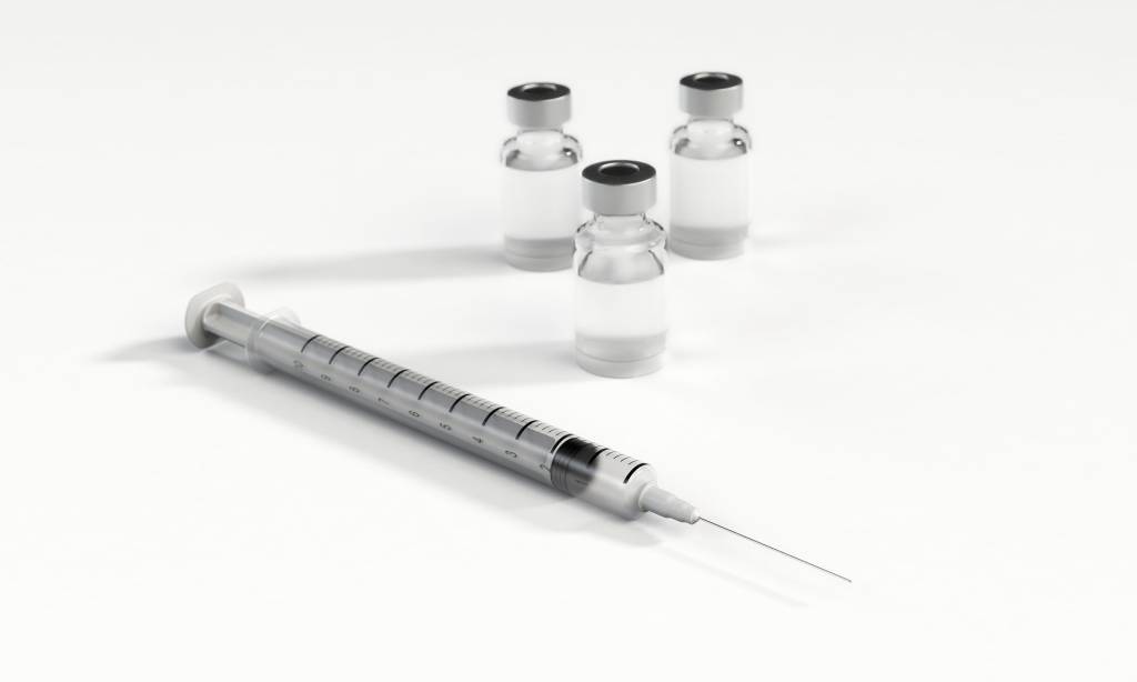 Pfizer deve produzir 4 bilhões de doses de vacina contra Covid-19 em 2022