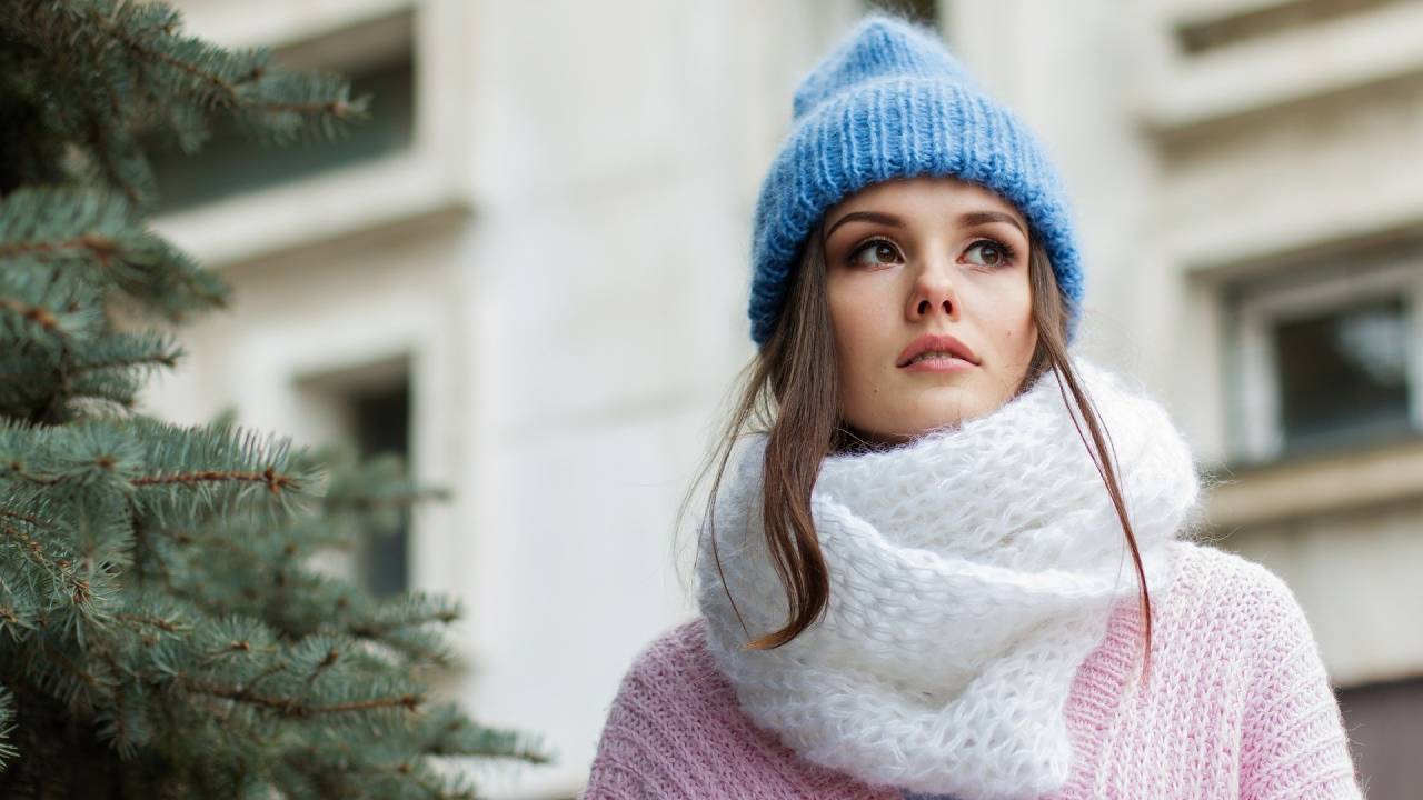 Mulher com cachecol e gorro: previsão para o fim de semana é de frio