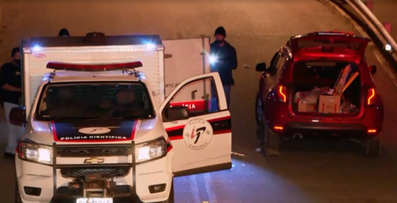 A imagem mostra a via em baixo do viaduto do Rodoanel. À direita do carro da polícia há um outro veículo vermelho, o que pertencia à advogada.