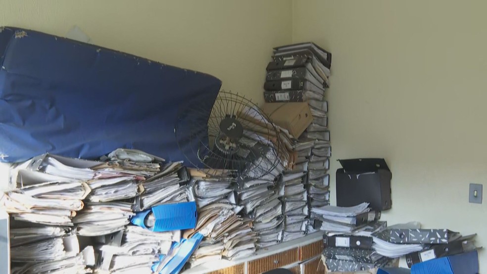 Arquivos amontoados em sala de Conselho Tutelar na cidade de São Paulo.