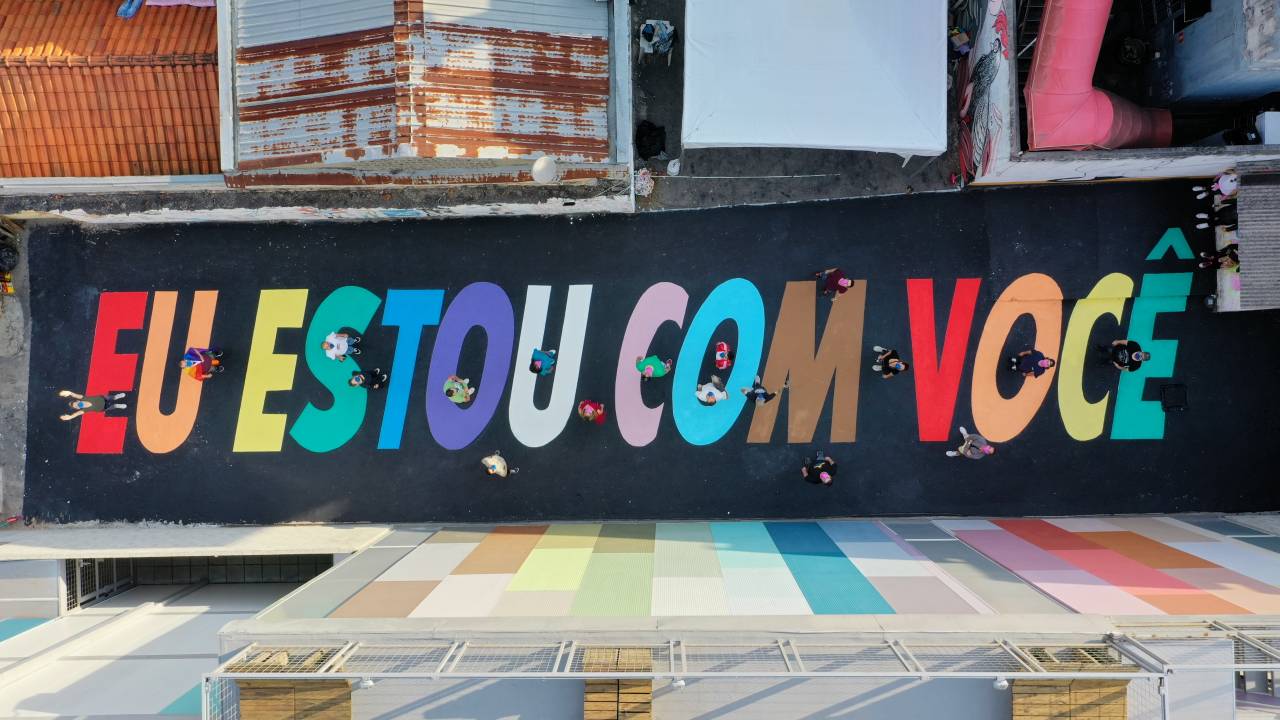 Do alto, a frase colorida "Eu estou com você".