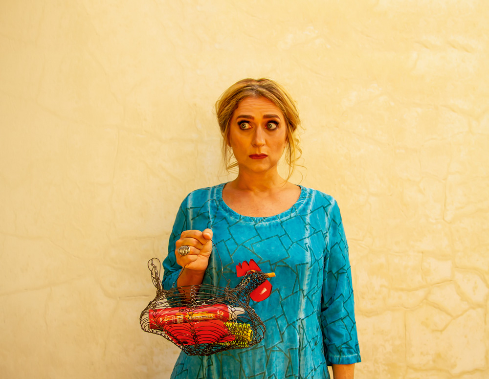 Monólogo cômico aborda situações absurdas de opressão feminina