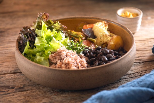Ocidente: arroz, feijão, vegetais salteados, salada, farofa e molho de cenoura com gengibre Ocidente: arroz, feijão, vegetais salteados, salada, farofa e molho de cenoura com gengibre
