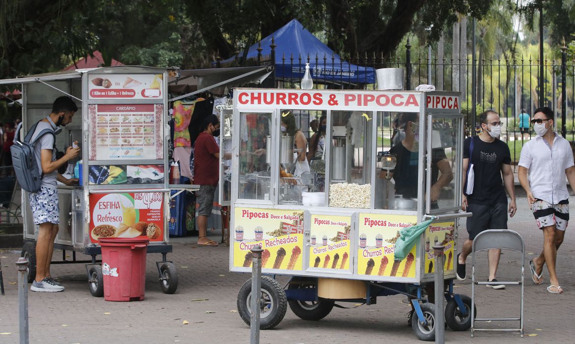 Barraca de churros aparece estacionada na calçada de rua no Rio.