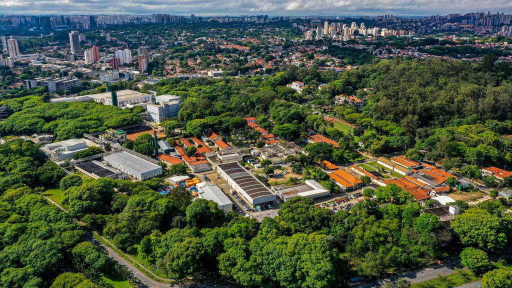 Instituto Butatan Imagem mostra foto de drone do Instituto Butantan, mostrando edificações ao centro e área verde no entorno
