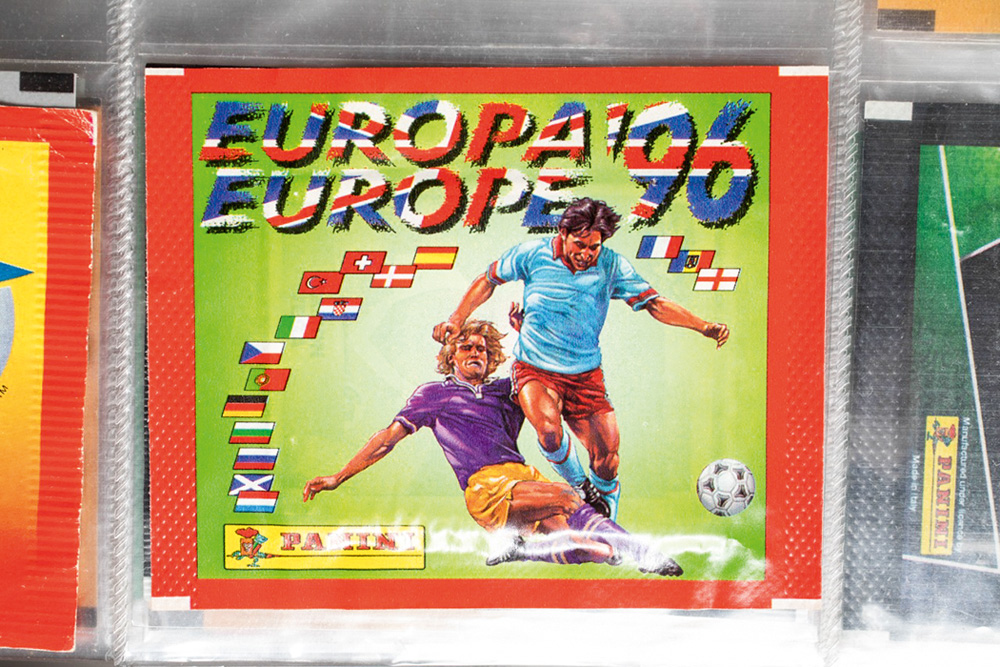 Envelope Figurinhas 96.jpeg A imagem mostra o envelope de um pacotinho de 1996, do álbum da Eurocopa.
