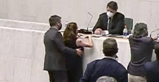 Após passar a mão em parlamentar, deputado estadual retoma mandato