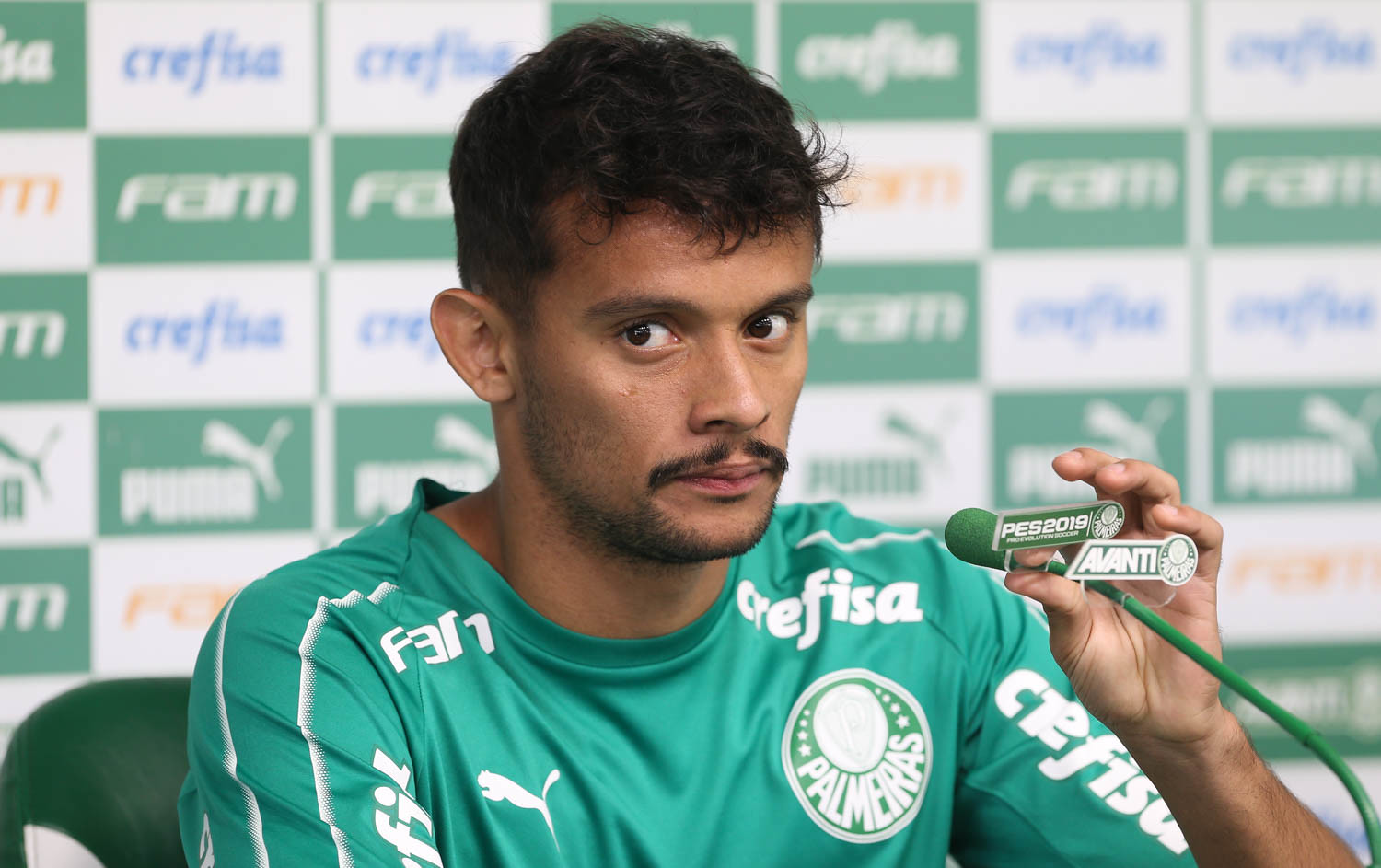 Jogador do Palmeiras faz sucesso no Instagram com minirresenhas de livros clássicos