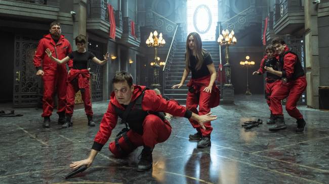 La Casa de Papel Cena de La Casa de Papel com os assaltantes se rendendo