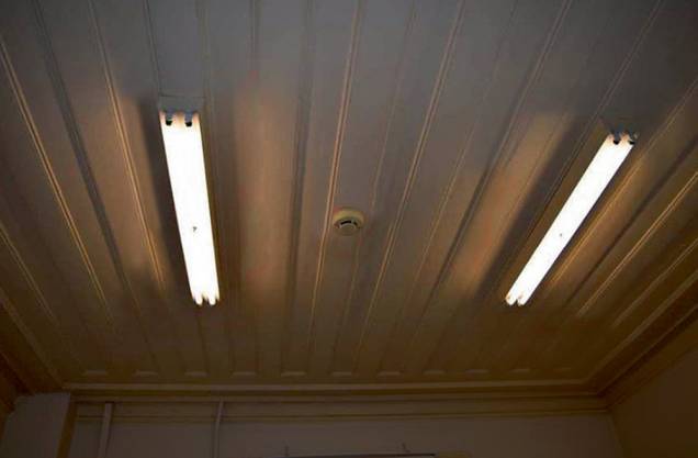 A luminária instalada diretamente no forro de madeira e sensor de fumaça quebrado: perigo A luminária instalada diretamente no forro de madeira e sensor de fumaça quebrado: perigo