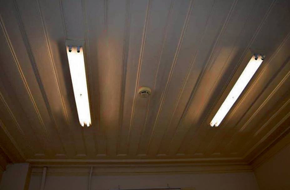 A luminária instalada diretamente no forro de madeira e sensor de fumaça quebrado: perigo A luminária instalada diretamente no forro de madeira e sensor de fumaça quebrado: perigo