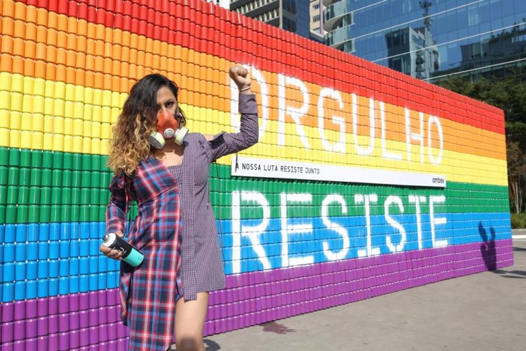 Mural feito com 3 mil latas de alumínio celebra orgulho LGBTQIA+ em SP