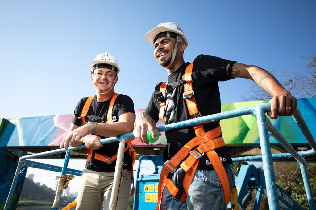 Ponte no Rio Pinheiros ganha grafite de 16 artistas em manifesto pela água