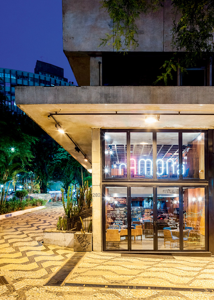 Derrotados pela crise, bares e restaurantes vendem móveis e outros itens