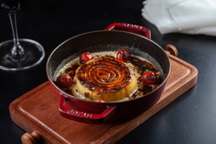 Rotolone à bolonhesa: com carne bovina, linguiça e pancetta