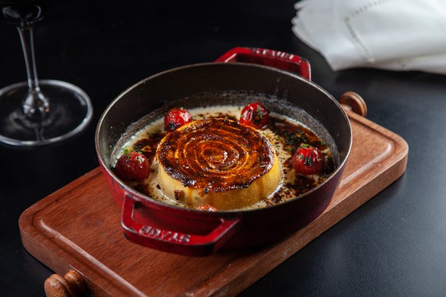 Rotolone à bolonhesa: com carne bovina, linguiça e pancetta