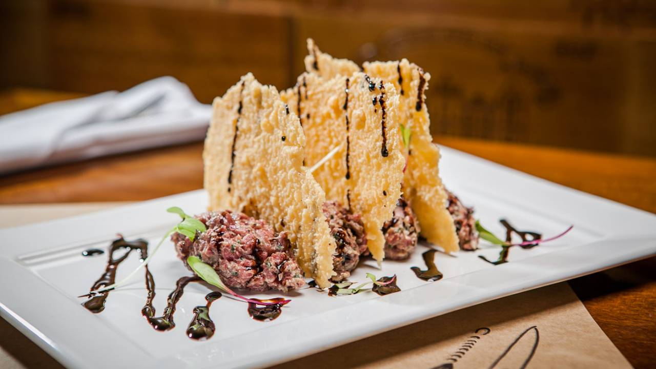 Tartar de filé mignon no azeite de carvão e mostarda heinz, entrelâminas de parmesão crocante